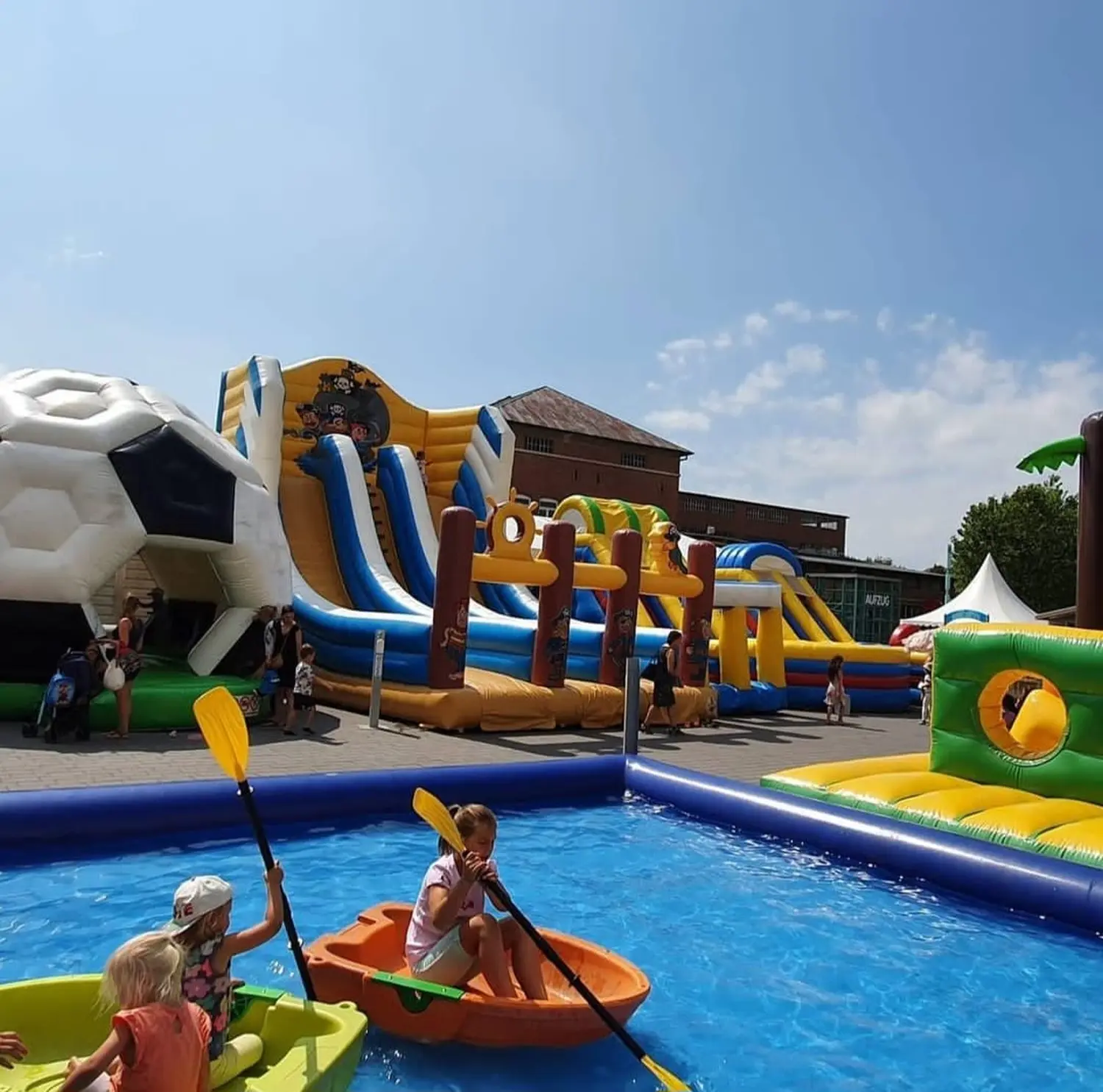 Elli-world funpark, verschiedene Hüpfburgen und Kinderspielplätze