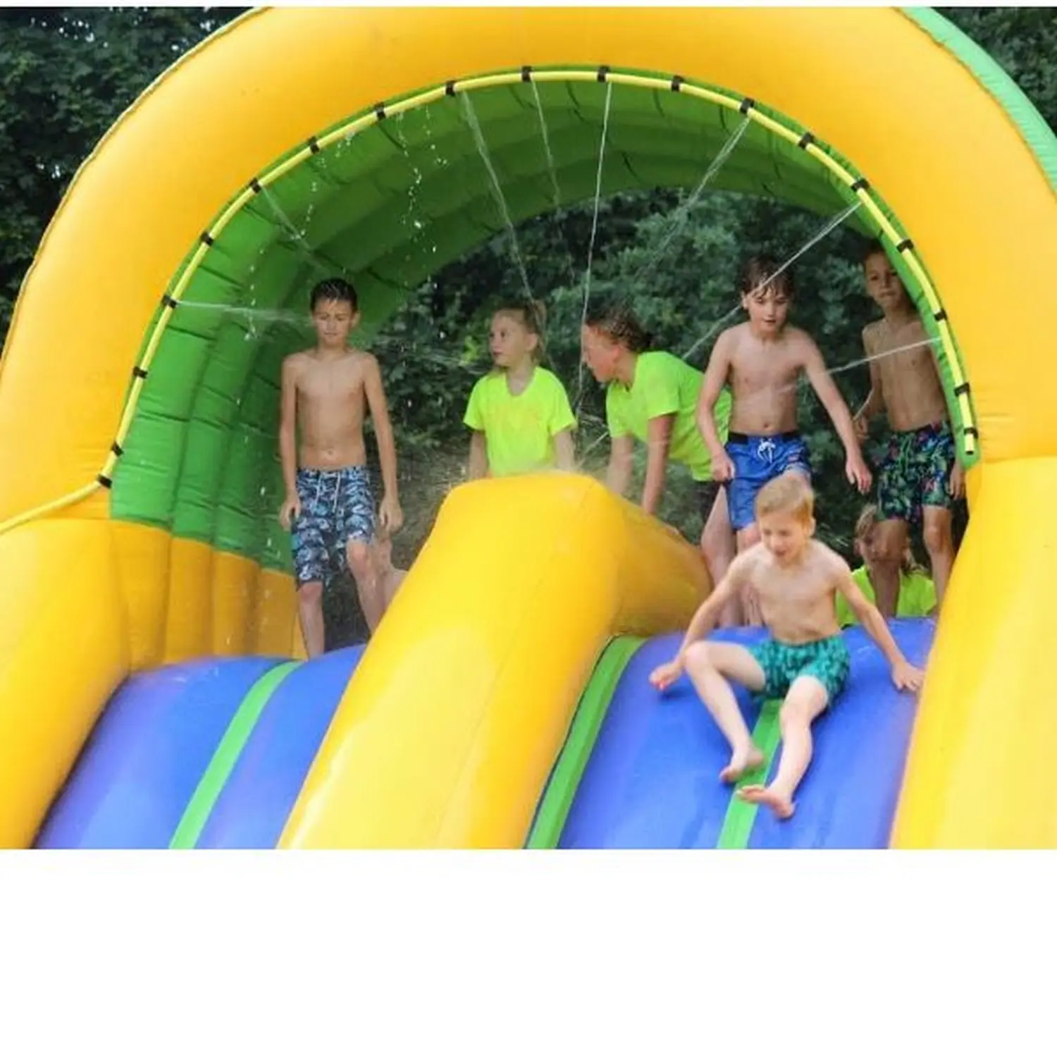 Elli-world funpark, Kinder spielen in einer Hüpfburg im Wasserpark 