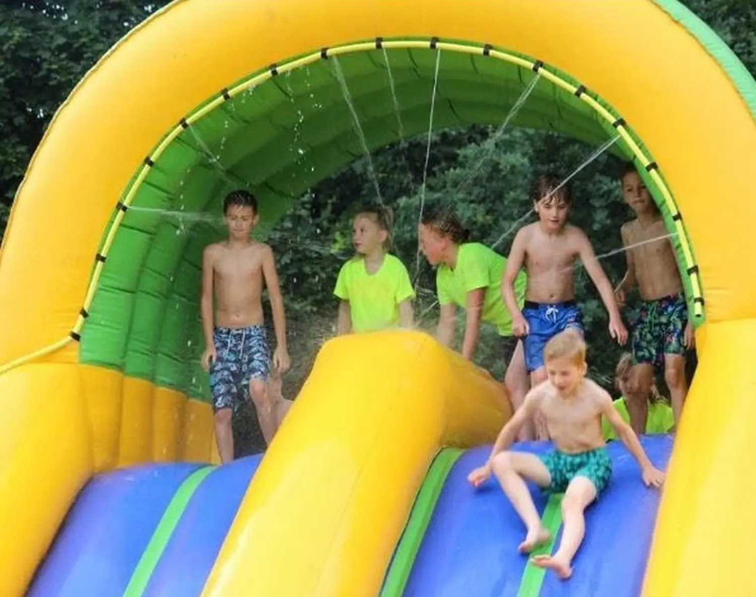 Elli-world funpark, Kinder spielen in einer Hüpfburg im Wasserpark 