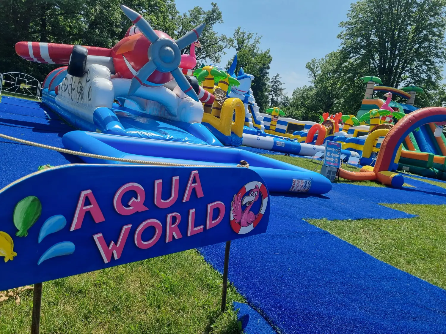 Elli-world funpark, Kinder spielen in einer Hüpfburg im Wasserpark 