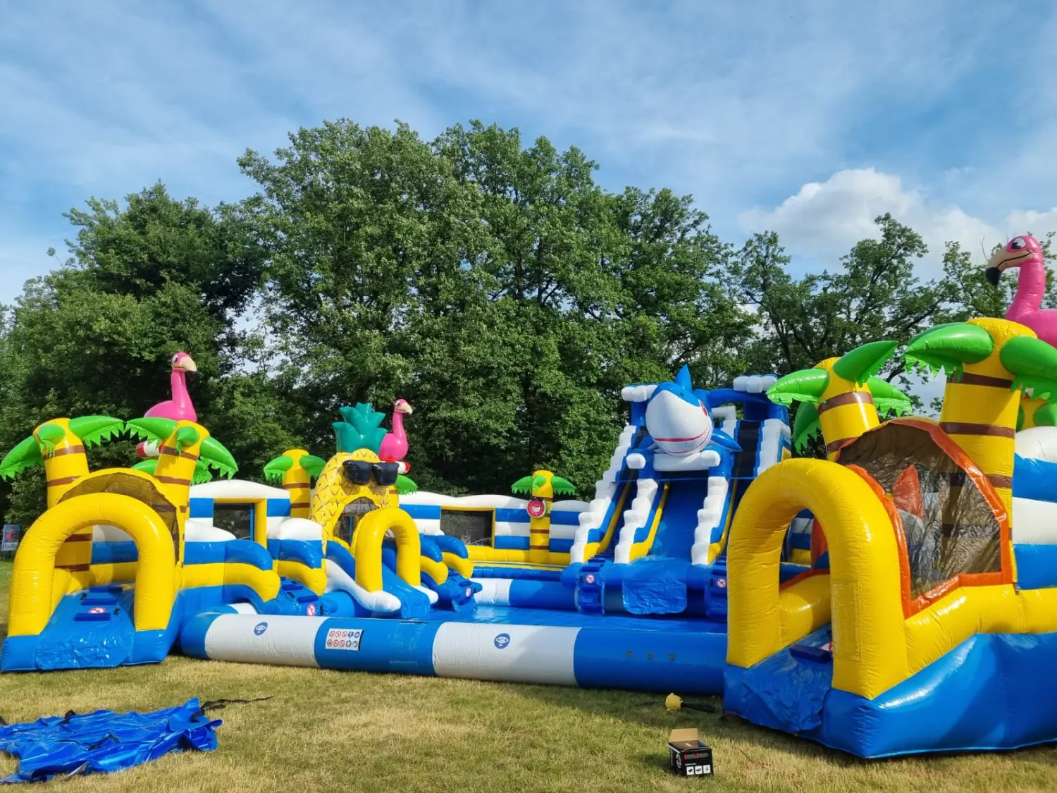 Elli-world funpark, Kinder spielen in einer Hüpfburg im Wasserpark 
