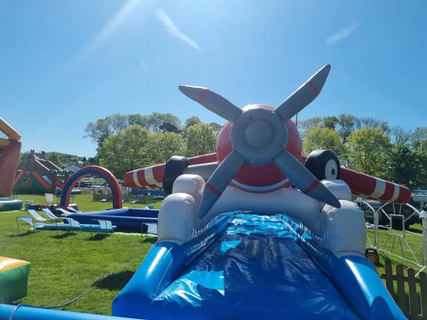 Elli-world funpark, Kinder spielen in einer Hüpfburg im Wasserpark 