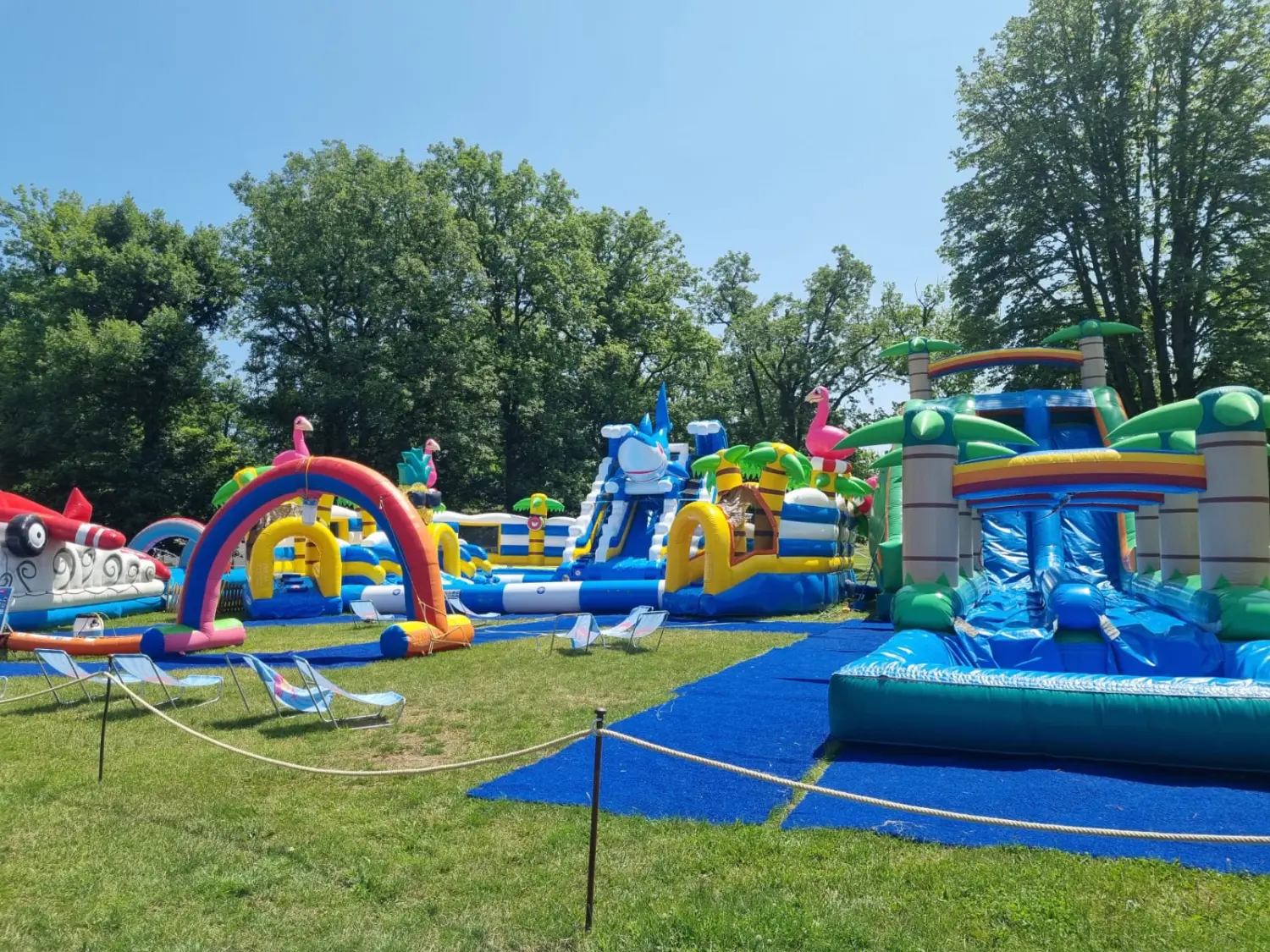 Elli-world funpark, Kinder spielen in einer Hüpfburg im Wasserpark 